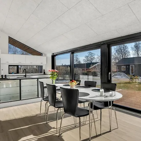 Stunning In With Kitchen Feriehus *